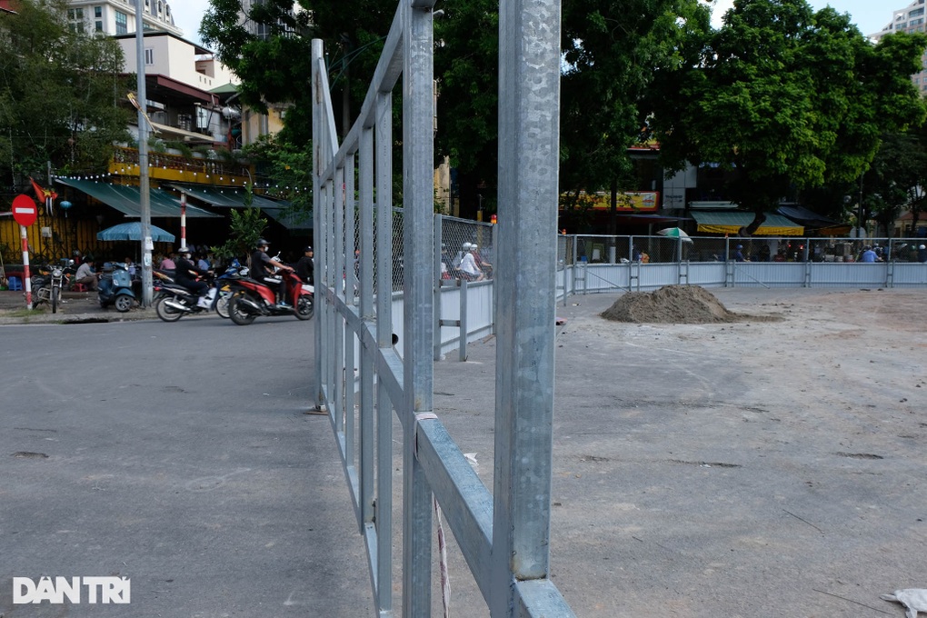 Cận cảnh rào chắn đường Trần Hưng Đạo phục vụ thi công ga ngầm S12 ở Hà Nội - 3 Cận cảnh rào chắn đường Trần Hưng Đạo phục vụ thi công ga ngầm S12 ở Hà Nội - 3