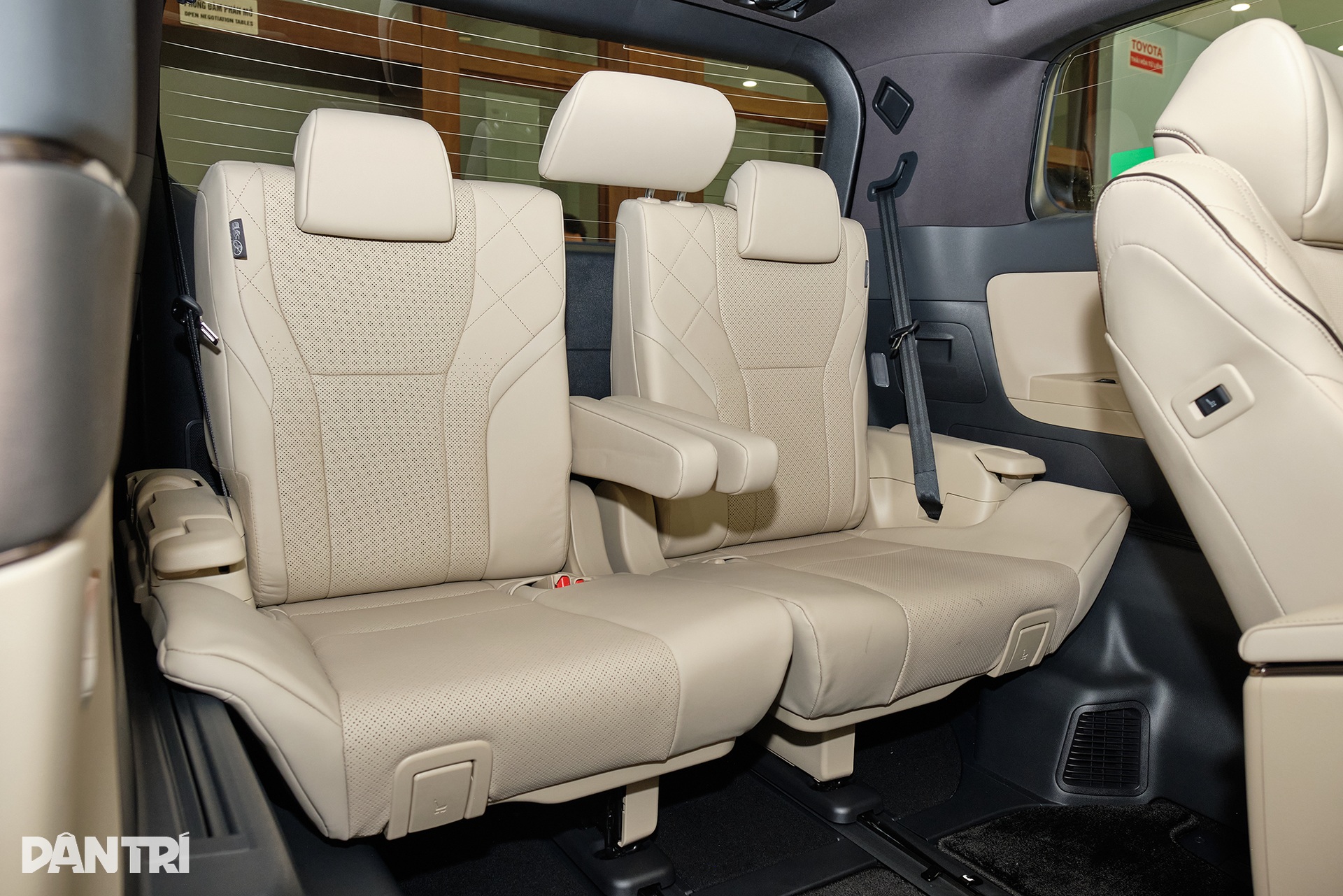 Khám phá Toyota Alphard mới, có gì để xứng danh chuyên cơ mặt đất? - 31 Khám phá Toyota Alphard mới, có gì để xứng danh chuyên cơ mặt đất? - 31