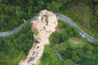 Đèo Mimosa bị “xé đôi”, giao thông cửa ngõ Đà Lạt tê liệt