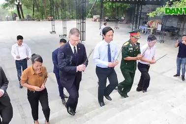 Đại sứ Mỹ viếng mộ liệt sĩ tại Nghĩa trang Trường Sơn