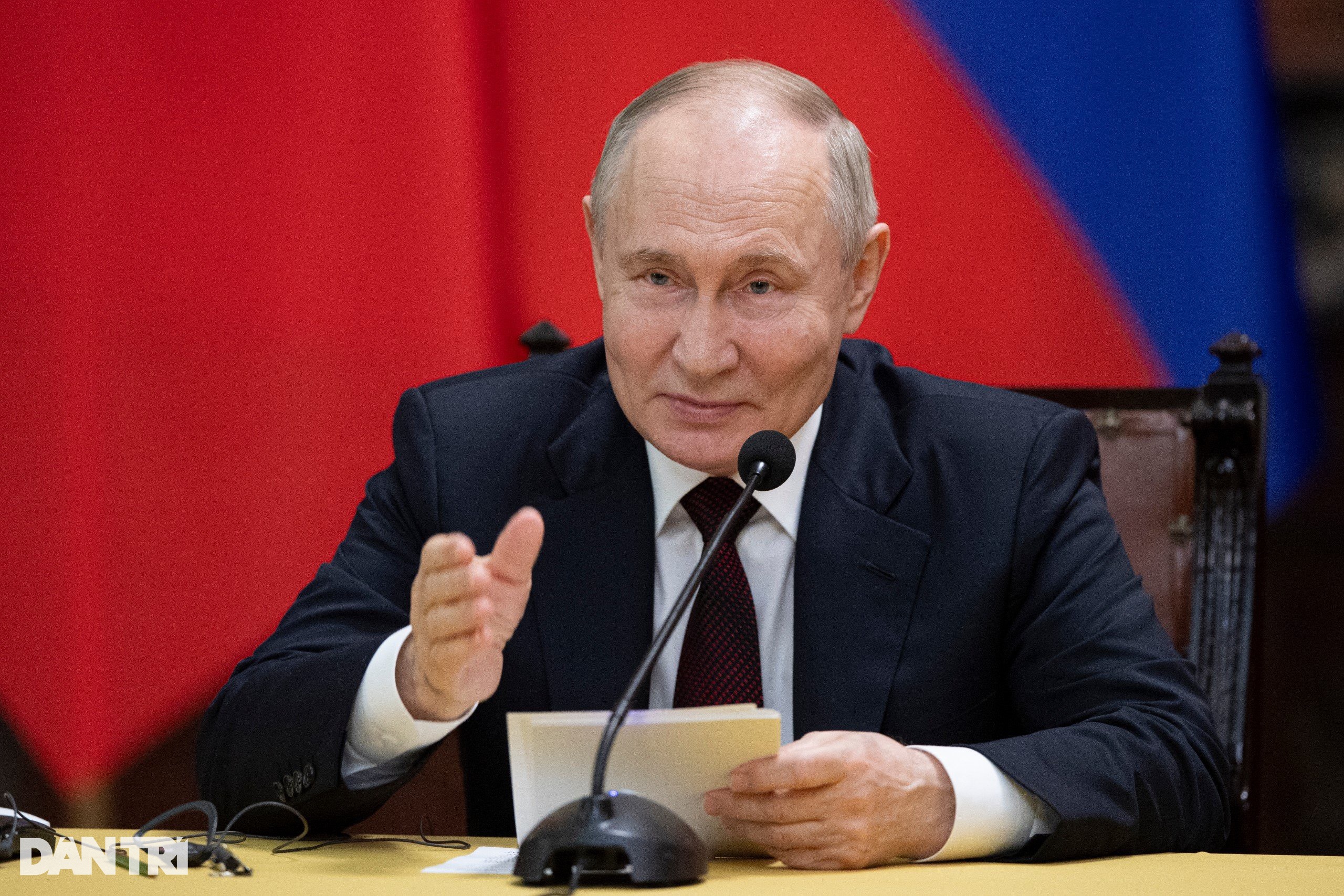 Tổng thống Nga Putin trả lời câu hỏi của các phóng viên trong buổi họp báo (Ảnh: Mạnh Quân).