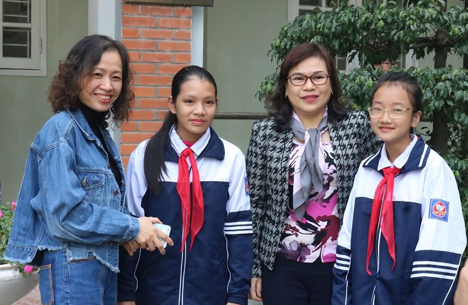 Nhặt được 20 triệu đồng, 2 nữ sinh lớp 6 giao nộp công an - 1