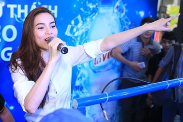 Rũ bỏ vẻ gợi cảm, Hồ Ngọc Hà “quậy hết cỡ” cùng ngàn bạn trẻ