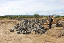 Gia Lai: "Đá tặc" hoành hành giữa khu dân cư, ngay gần trụ sở ủy ban xã!