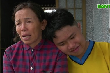 Đến trường trên đôi chân của mẹ