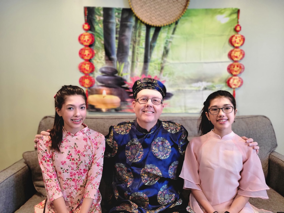 Gia đình lai Việt - Mỹ xúng xính trong tà áo dài ngày Tết - 2 Gia đình lai Việt - Mỹ xúng xính trong tà áo dài ngày Tết - 2