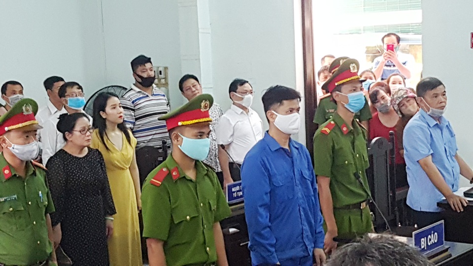 Vì sao hoãn phiên xử vụ bác sĩ hiếp dâm, đánh đập nữ điều dưỡng? - 6 Vì sao hoãn phiên xử vụ bác sĩ hiếp dâm, đánh đập nữ điều dưỡng? - 6