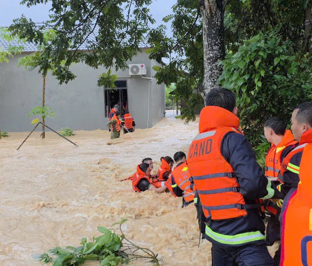 Chung tay giúp người dân miền Bắc vượt qua cơn lũ dữ - 3 Chung tay giúp người dân miền Bắc vượt qua cơn lũ dữ - 3