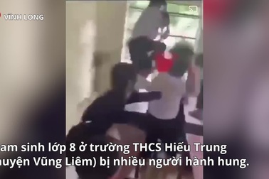 Nam sinh ở Vĩnh Long bị đánh hội đồng (Clip: Mạng xã hội).