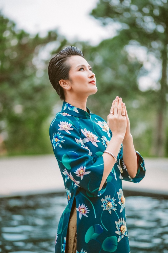 Cao Thùy Dương biến hóa với áo dài ở Đà Lạt - Ảnh 6. Cao Thùy Dương biến hóa với áo dài ở Đà Lạt - Ảnh 6.