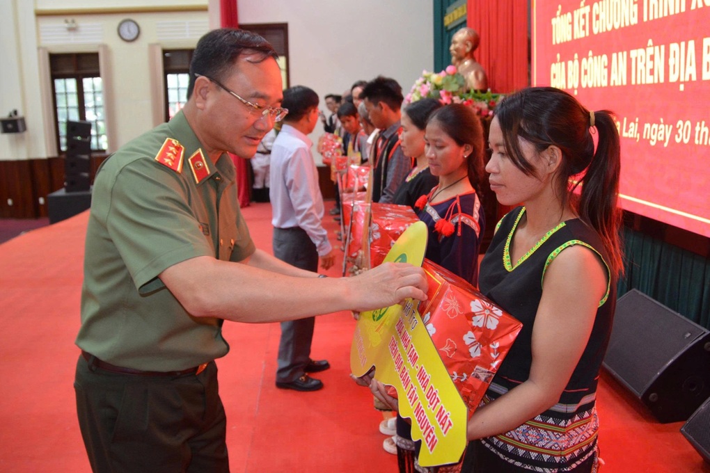 Bộ Công an xây gần 6.400 căn nhà tặng người dân khu vực Tây Nguyên - 2 Bộ Công an xây gần 6.400 căn nhà tặng người dân khu vực Tây Nguyên - 2