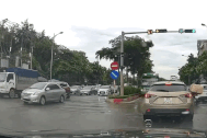 To như xe khách, nhỏ như xe máy "rủ nhau" đi ngược chiều