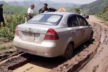 Bắt 3 đối tượng người nước ngoài nghi giết lái xe cướp taxi