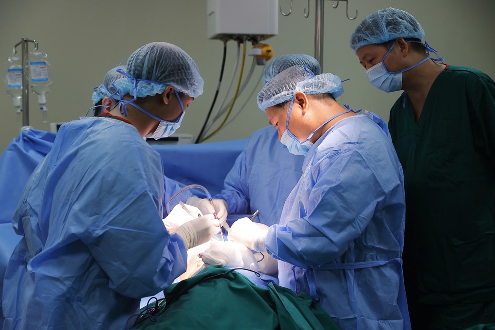Người mẹ san sẻ một phần cơ thể để con trai được sống cuộc đời trọn vẹn - 1 Người mẹ san sẻ một phần cơ thể để con trai được sống cuộc đời trọn vẹn - 1