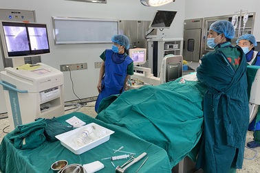 Bơm xi măng vào đốt sống giúp cụ bà 101 tuổi thoát cảnh nằm liệt giường