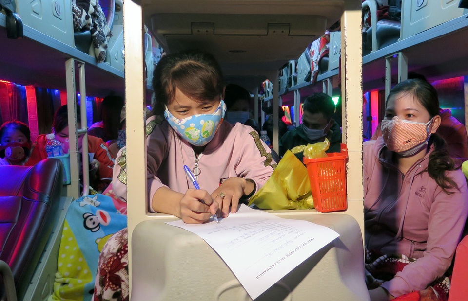 Hành khách bị “đánh thức” lúc rạng sáng để khai báo y tế - 2 Hành khách bị “đánh thức” lúc rạng sáng để khai báo y tế - 2