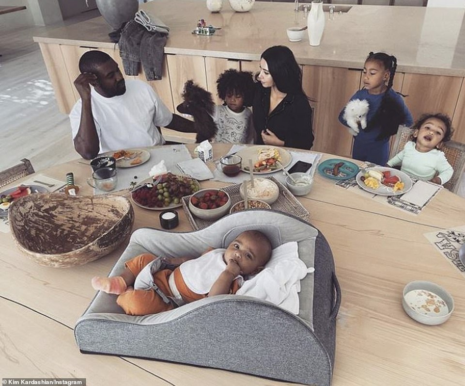 Kim Kardashian hé lộ biệt thự tối giản - 15 Kim Kardashian hé lộ biệt thự tối giản - 15