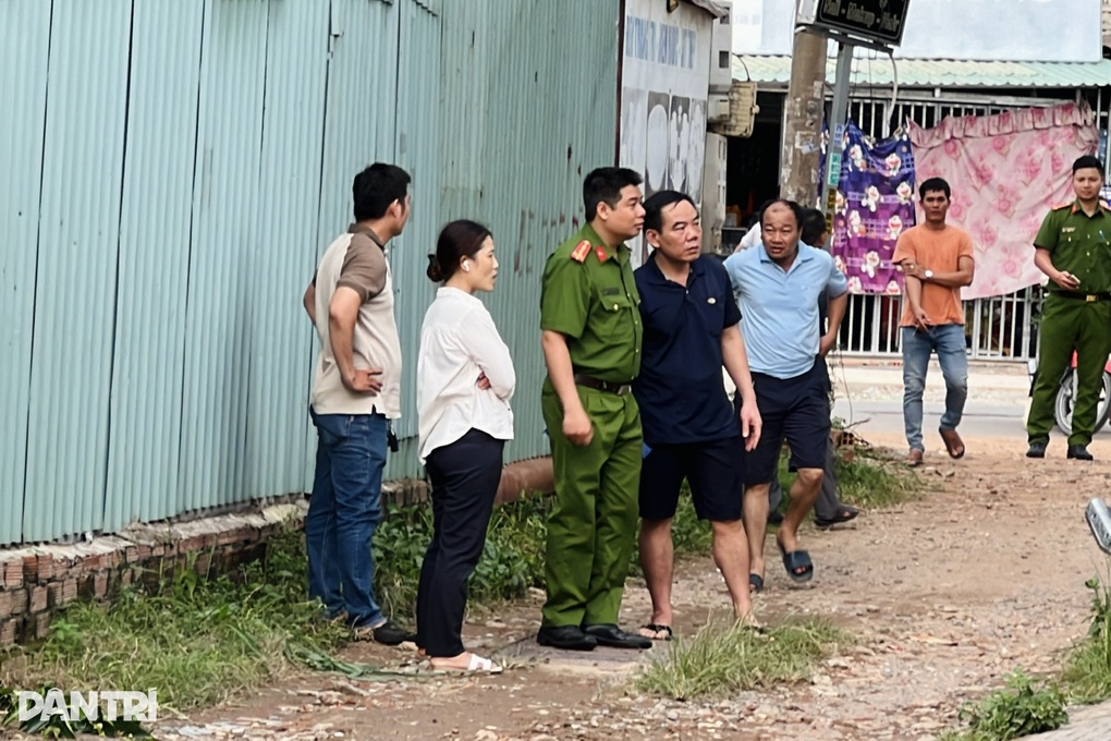 Người đàn ông nằm bất động trước nhà hàng xóm ở Bình Dương, nghi rơi lầu - 1 Người đàn ông nằm bất động trước nhà hàng xóm ở Bình Dương, nghi rơi lầu - 1