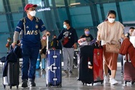 Giới giàu chạy "sóng thần" Covid-19, nhiều nước cấm chuyến bay từ Ấn Độ