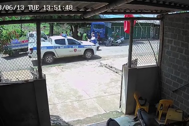 Clip người mặc sắc phục CSGT đá vào đầu người đi xe máy