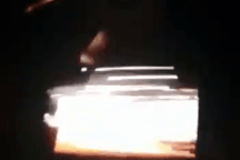 Máy bay Boeing chở 88 người tiếp đất tóe lửa trên đường băng