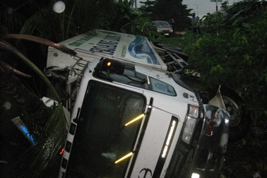 Xe tải lao xuống kênh, tài xế thoát chết may mắn