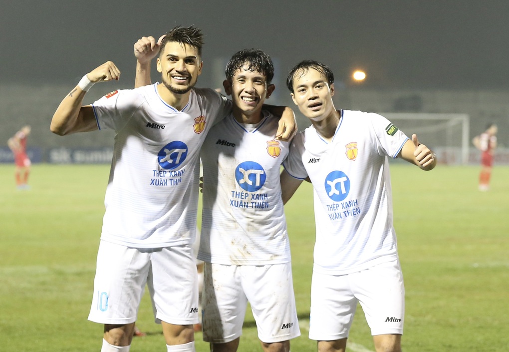 Văn Toàn ghi bàn, CLB Nam Định thắng đậm HL Hà Tĩnh - 2 Văn Toàn ghi bàn, CLB Nam Định thắng đậm HL Hà Tĩnh - 2