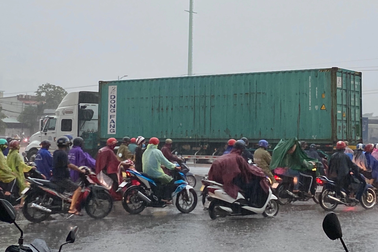 Chở con lên TPHCM chơi dịp hè, 2 mẹ con tử vong