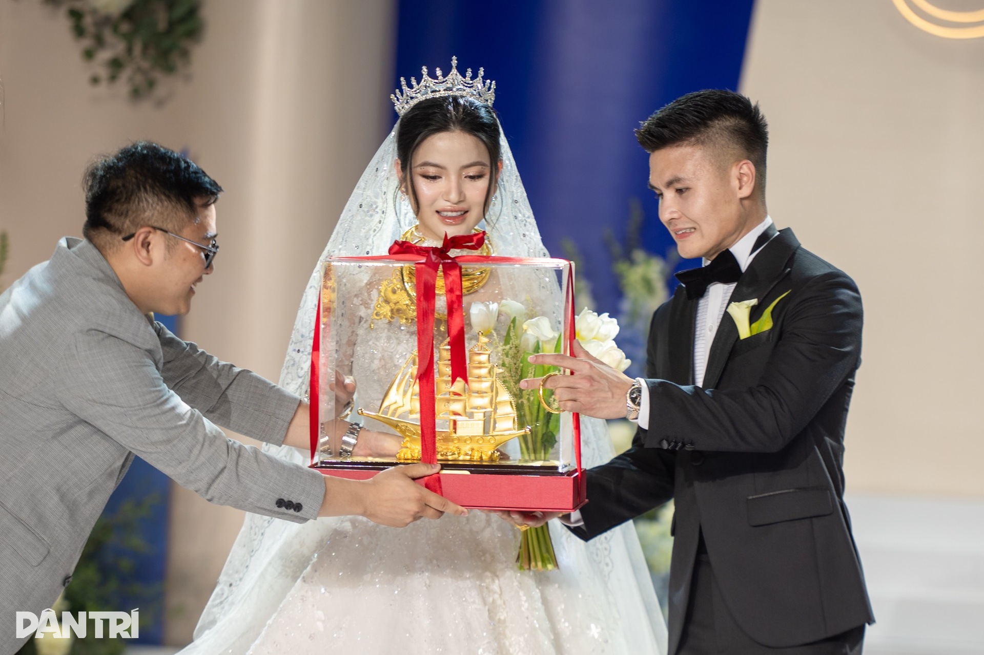 HLV Park Hang Seo nắm chặt tay Quang Hải, rạng rỡ đến dự đám cưới - 20 HLV Park Hang Seo nắm chặt tay Quang Hải, rạng rỡ đến dự đám cưới - 20