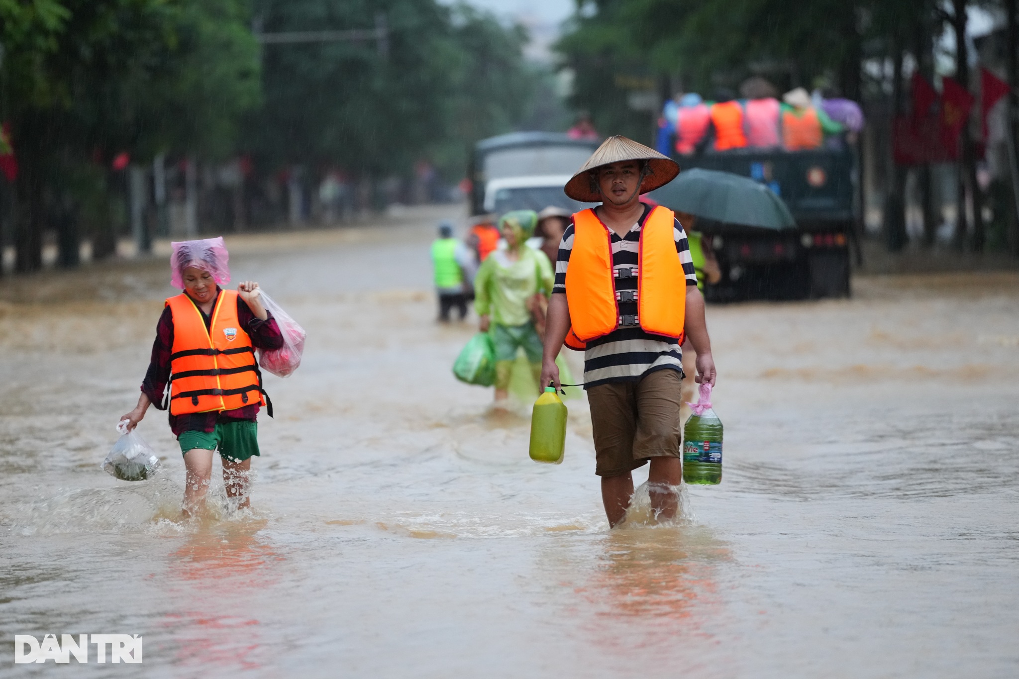 View - Xuyên đêm tiếp tế lương thực cho người dân vùng lũ Thái Nguyên | Báo Dân trí