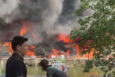 Hà Nội: Cháy cơ sở sản xuất chăn đệm, lửa lan ra nhiều hộ kinh doanh