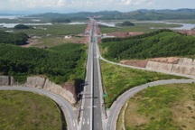 Tài xế than khổ khi đi trên chuỗi cao tốc hiện đại xuyên Quảng Ninh