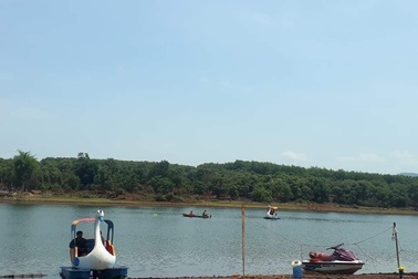 Bơi thuyền ra giữa hồ chụp ảnh, một thanh niên rơi xuống nước mất tích