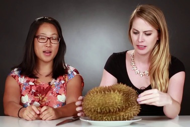 Xem phản ứng của du khách khi lần đầu ăn sầu riêng