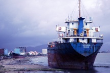 Bão đánh “bay” tàu nghìn tấn vào... đại lộ