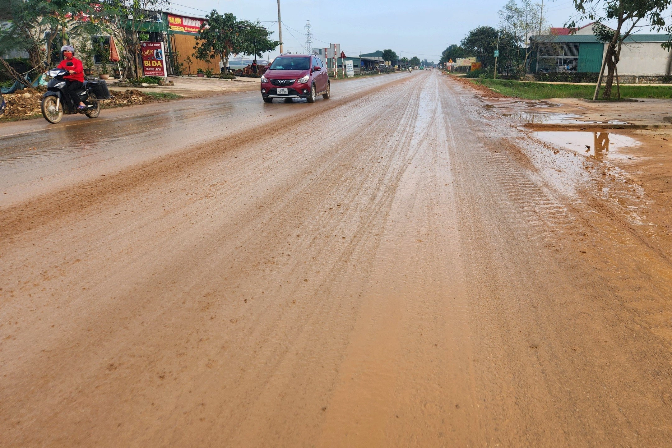 Tai nạn liên hoàn trên đoạn đường ngập bùn đất - 3