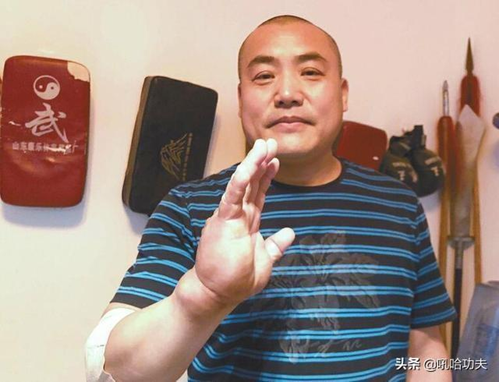 Bàn tay dày bất thường của võ sư mê truyện Kim Dung luyện võ hơn 20 năm - 2 Bàn tay dày bất thường của võ sư mê truyện Kim Dung luyện võ hơn 20 năm - 2