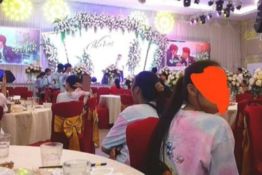 Tiệc bế giảng vài chục triệu đồng, cha mẹ vì con hay phô trương vì... sĩ?