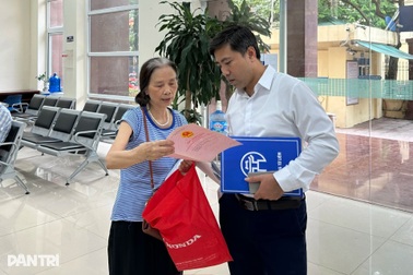 Người dân tấp nập đi làm thủ tục đất đai, xây dựng trong ngày đầu sáp nhập