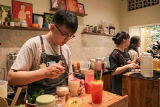 "Cà phê yêu nước" rực đỏ khắp Hà Nội, bán cả trăm cốc/ngày - 4