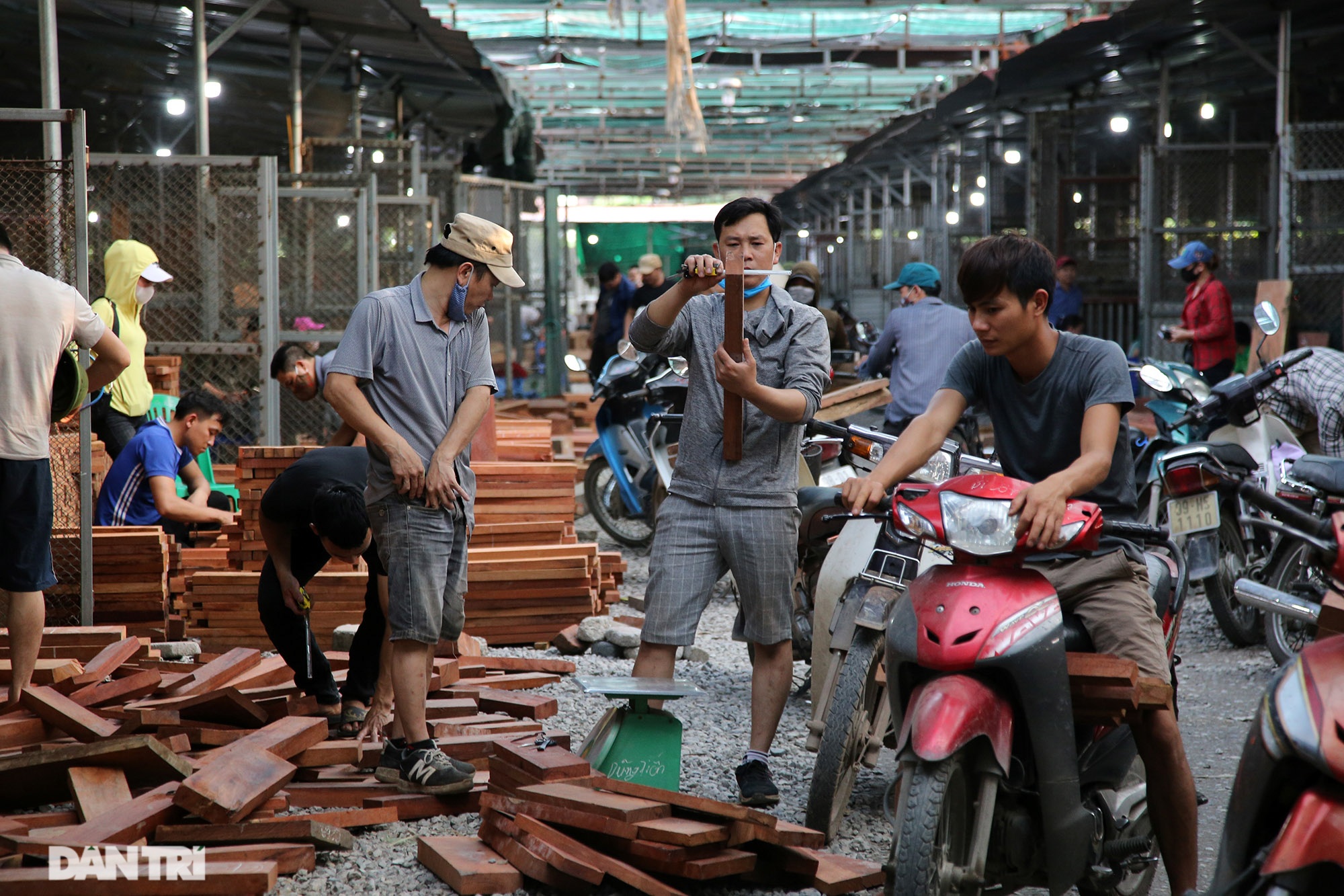 Độc lạ chợ củi vụn có giá tiền triệu một cân - 11 Độc lạ chợ củi vụn có giá tiền triệu một cân - 11