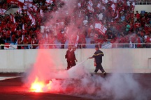 CĐV Hải Phòng ném pháo sáng, thách thức BTC giải V-League