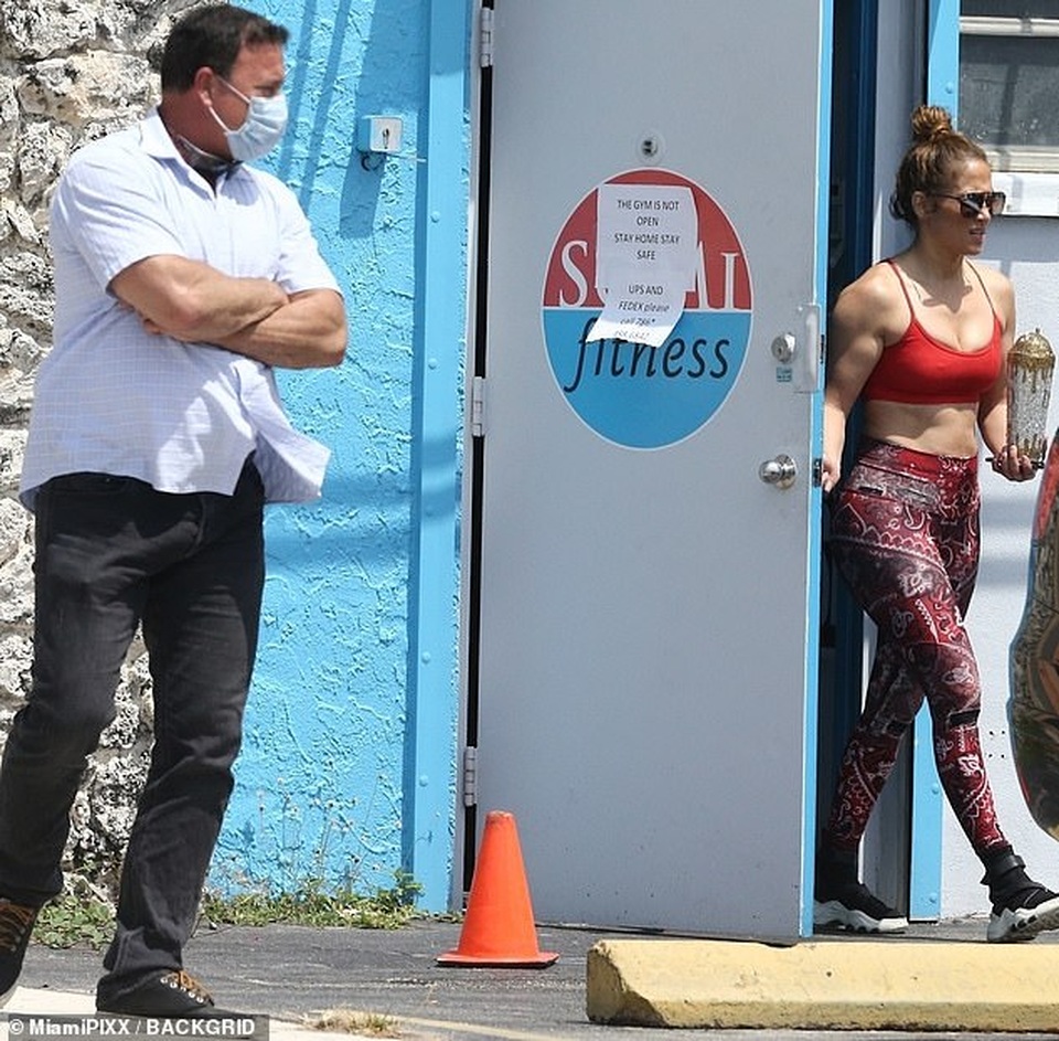 Phòng tập gym đóng cửa, Jennifer Lopez vẫn được vào - 2 Phòng tập gym đóng cửa, Jennifer Lopez vẫn được vào - 2