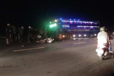 Lao thẳng vào xe khách, 2 thanh niên tử vong