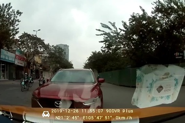 Thanh niên lái xe lấn làn, còn buông lời thách thức người đi đúng luật