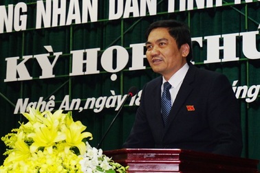 Cán bộ xã vào rừng đánh dấu cây để giành phần!