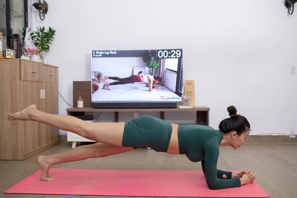 Á hậu Mâu Thủy: Bầu vượt mặt vẫn tập yoga, sinh con 1 tháng đã trở lại tập - 2 Á hậu Mâu Thủy: Bầu vượt mặt vẫn tập yoga, sinh con 1 tháng đã trở lại tập - 2