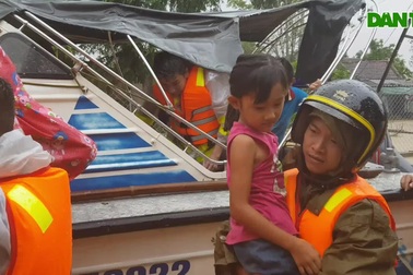 Vượt mưa lũ vào từng khu dân cư giải cứu người dân