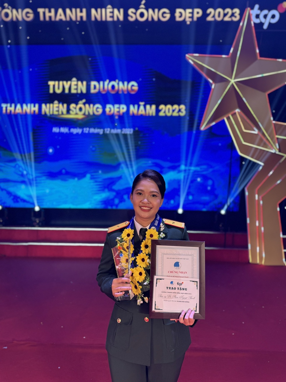 Nữ thiếu úy, bác sĩ là công dân trẻ tiêu biểu TPHCM, từng tới 20 quốc gia - 8 Nữ thiếu úy, bác sĩ là công dân trẻ tiêu biểu TPHCM, từng tới 20 quốc gia - 8