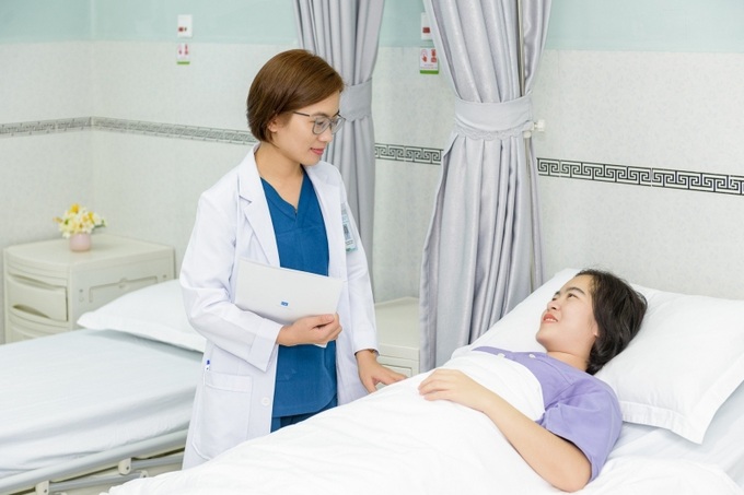 Bác sĩ Nguyễn Thị Dung thăm hỏi một trường hợp theo dõi sau chuyển phôi.
